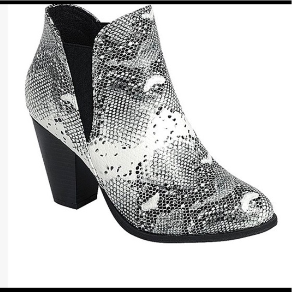GREY SNAKE BOOTIE NWOT SIZE 8